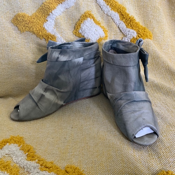 80% 20 Grey Tie Dye Leather Peep Toe Wedge Heel SIZE 9 - Picture 1 of 11